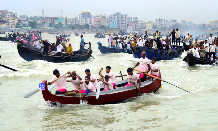 কর্ণফুলী নদীতে ‘সাম্পান বাইচ’, পাড়ে মানুষের ঢল। ছবি: সারাবাংলা