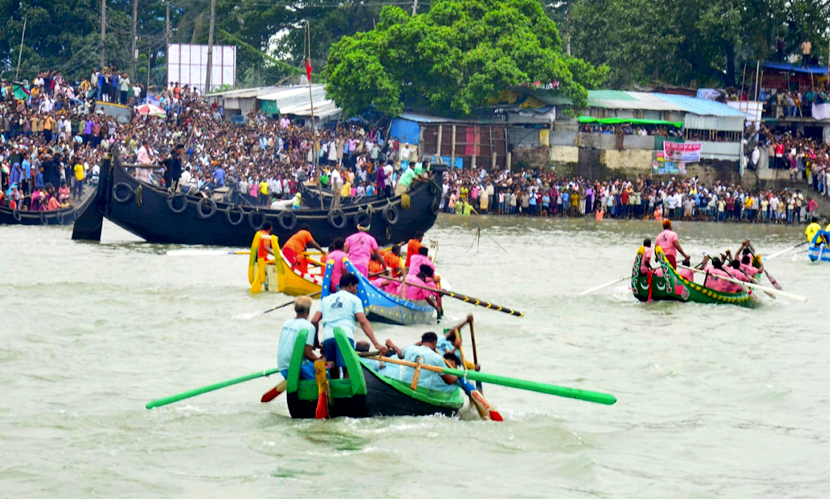 কর্ণফুলী নদীতে ‘সাম্পান বাইচ’, পাড়ে মানুষের ঢল। ছবি: সারাবাংলা