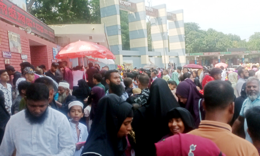 ছুটির শেষ দিনে চিড়িয়াখানায় উপচেপড়া ভিড়