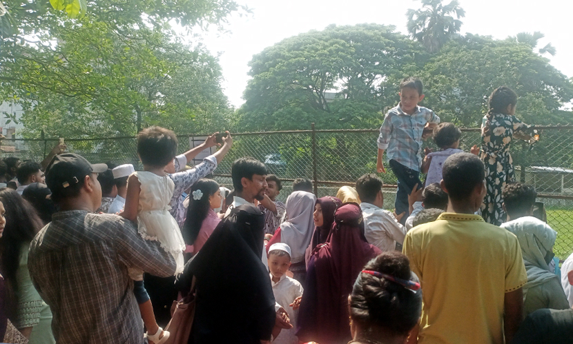 রাজধানীর মিরপুরে জাতীয় চিড়িয়াখানায় মানুষের উপচেপড়া ভিড়। ছবি: সারাবাংলা