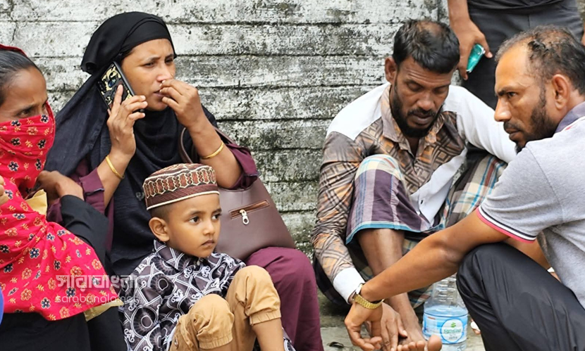 তেলিবাজারে দুর্ঘটনায় নিহতদের মরদেহ নিতে অপেক্ষায় স্বজনরা। ছবি: সারাবাংলা