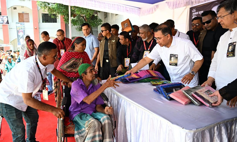 দুঃস্থদের মাঝে খাদ্য-বস্ত্র বিতরণ কার্যক্রম উদ্বোধন প্রধানমন্ত্রীর