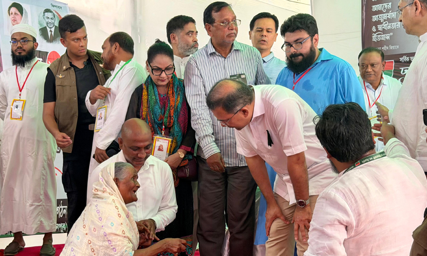 প্রধানমন্ত্রী তারেক রহমানকে ছুঁয়ে আবেগাপ্লুত দৃষ্টিহীন নূরজাহান