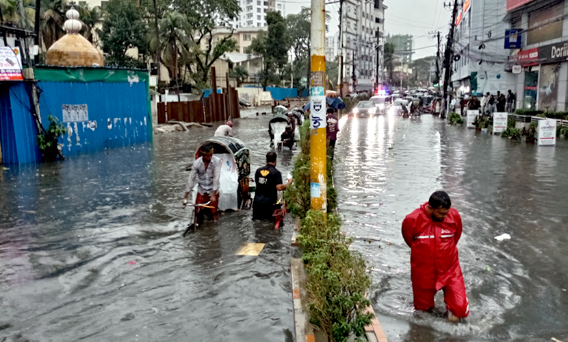 এক ঘণ্টার বৃষ্টিতে ফের ডুবল চট্টগ্রাম, দুর্ভোগে মানুষ। ছবি: সারাবাংলা
