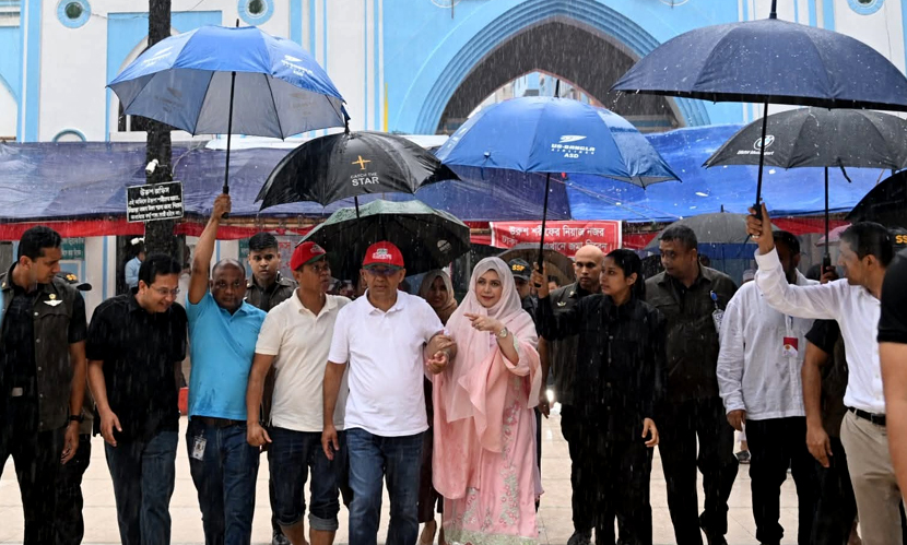 বৃষ্টিভেজা সিলেটে প্রধানমন্ত্রী তারেক রহমান ও তার স্ত্রী ডা. জুবাইদা রহমানের নির্ভার মুহূর্ত। ছবি: সংগৃহীত
