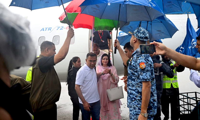 বৃষ্টিভেজা সিলেটে প্রধানমন্ত্রী তারেক রহমান ও তার স্ত্রী ডা. জুবাইদা রহমানের নির্ভার মুহূর্ত। ছবি: সংগৃহীত