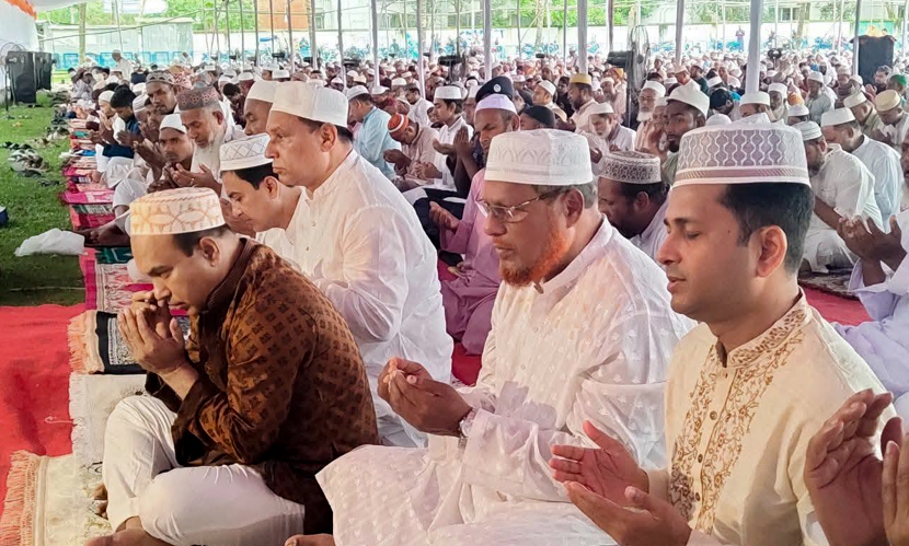 তিস্তা পারের ৪৪ ইউনিয়নের ঈদগাহে আকাশছোঁয়া মোনাজাতে অংশ নেয় মুসল্লিরা। ছবি: সংগৃহীত