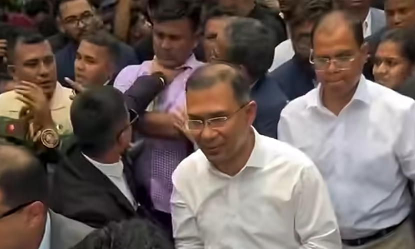 ঢাবি ক্যাম্পাসে হেঁটে শিক্ষার্থীদের সঙ্গে মতবিনিময় করেন তারেক রহমান