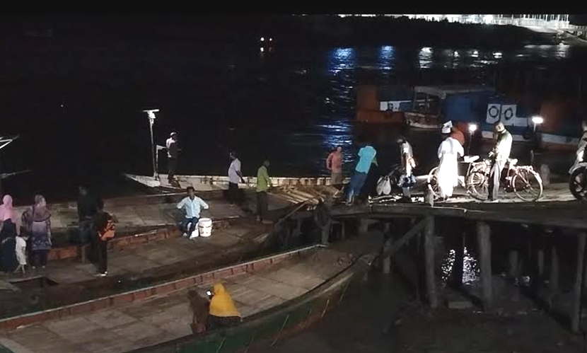 মোংলায় ২ ট্রলারের মুখোমুখি ধাক্কায় নদীতে পড়ে নিখোঁজ ৫ নারী