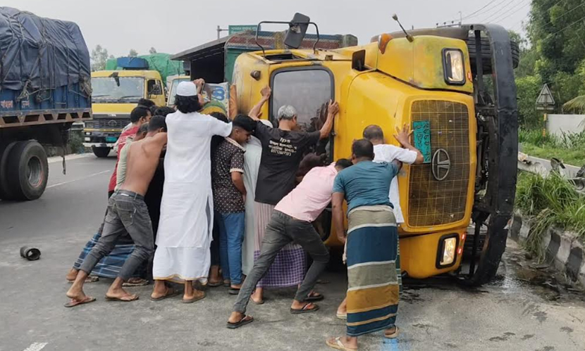 টাঙ্গাইলে ট্রাক উলটে চালক নিহত