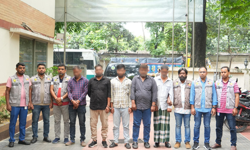 যাত্রাবাড়ীতে অস্ত্র-বোমাসহ আন্তঃজেলা ৫ ডাকাত গ্রেফতার
