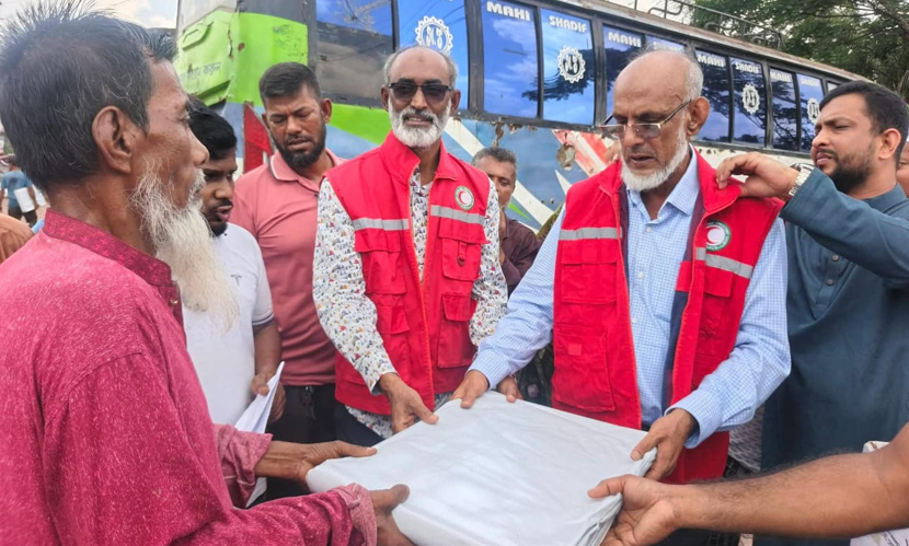 পিরোজপুরে বন্যাদুর্গতদের পাশে রেড ক্রিসেন্ট