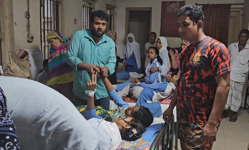 পাবনার একটি বিদ্যালয়ে বিষক্রিয়ায় প্রায় ৪০ শিক্ষার্থী অসুস্থ