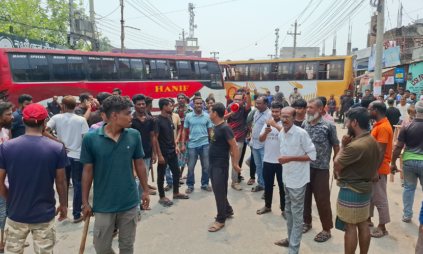 বাসচালককে মারধরের জেরে নওগাঁয় দূরপাল্লার বাস চলাচল বন্ধ
