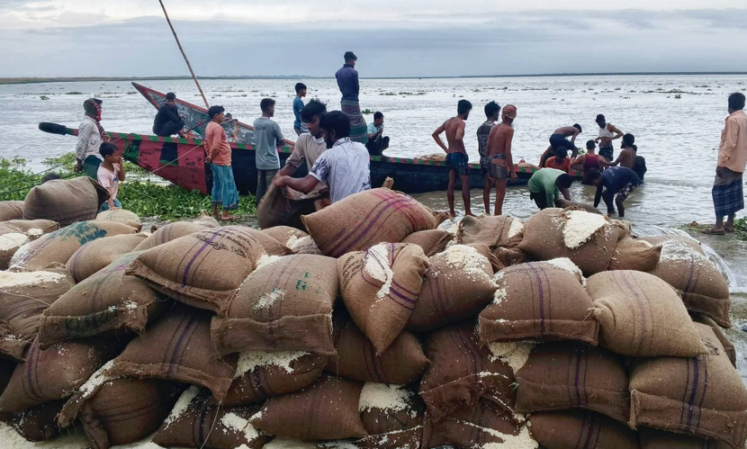 গাইবান্ধায় ভিজিএফের ৪৬৭ বস্তা চাল নিয়ে ডুবে গেল দুই নৌকা