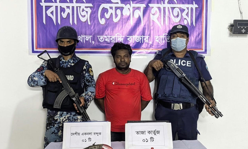 নোয়াখালীতে বন্দুক-কার্তুজসহ এক সন্ত্রাসী গ্রেফতার