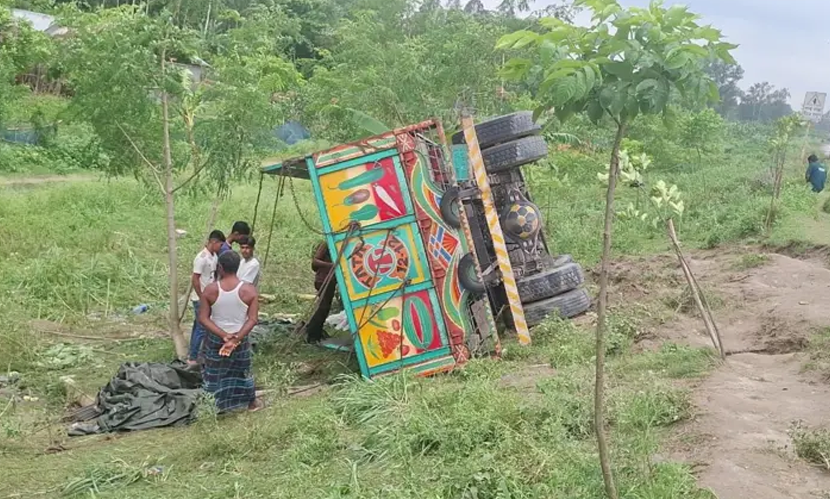 রডবোঝাই ট্রাক উলটে যাওয়ার ঘটনায় একই এলাকার ৭ জন নিহত
