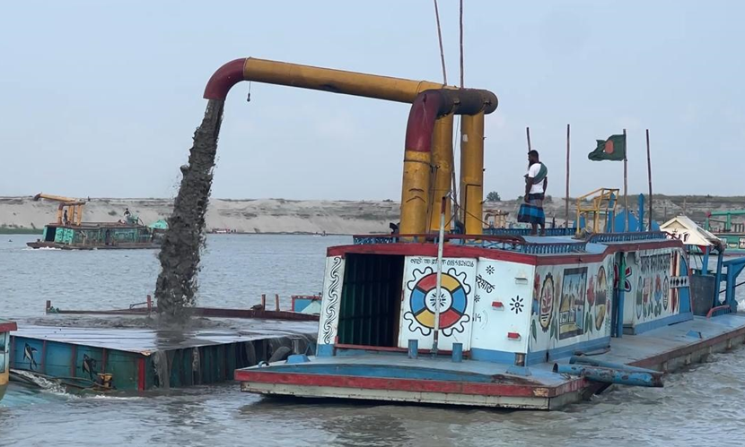 পদ্মায় বালু উত্তোলনের অভিযোগ, ভাঙনঝুঁকিতে ৫ হাজার বসতবাড়ি