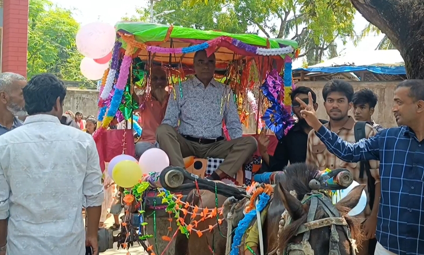 ঘোড়ার গাড়িতে রাজকীয় বিদায়, ভালোবাসায় সিক্ত প্রধান শিক্ষক