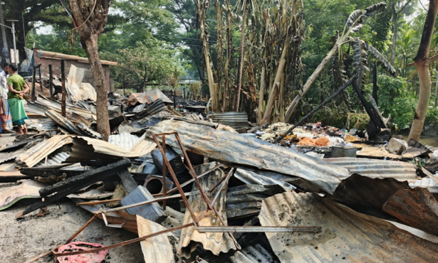 পিরোজপুরে ভয়াবহ অগ্নিকাণ্ডে ১৪ দোকান ভস্মীভূত