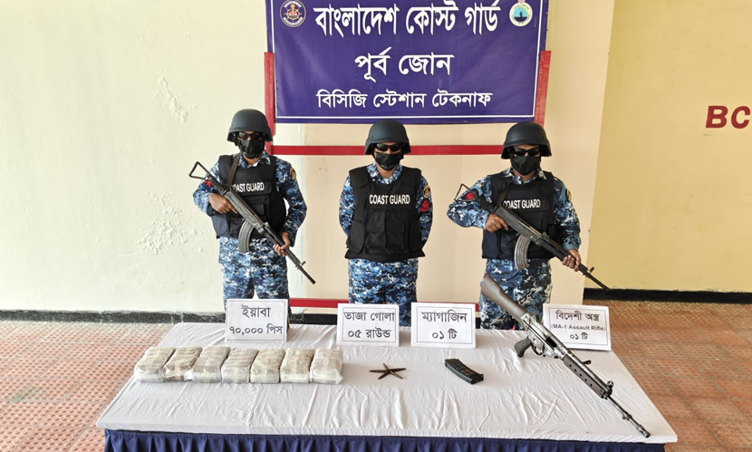 টেকনাফে বিদেশি রাইফেল ও বিপুল ইয়াবা উদ্ধার