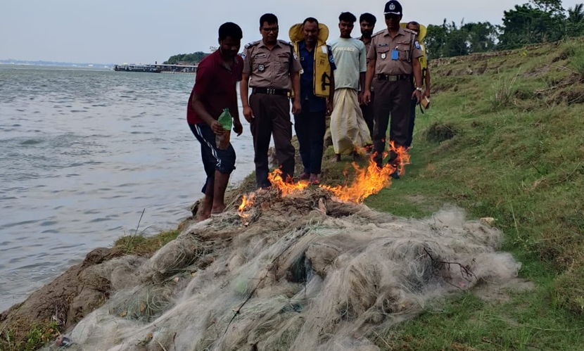 রাজবাড়ীতে ১ লাখ মিটার কারেন্ট জাল পুড়িয়ে ধ্বংস, আটক ১