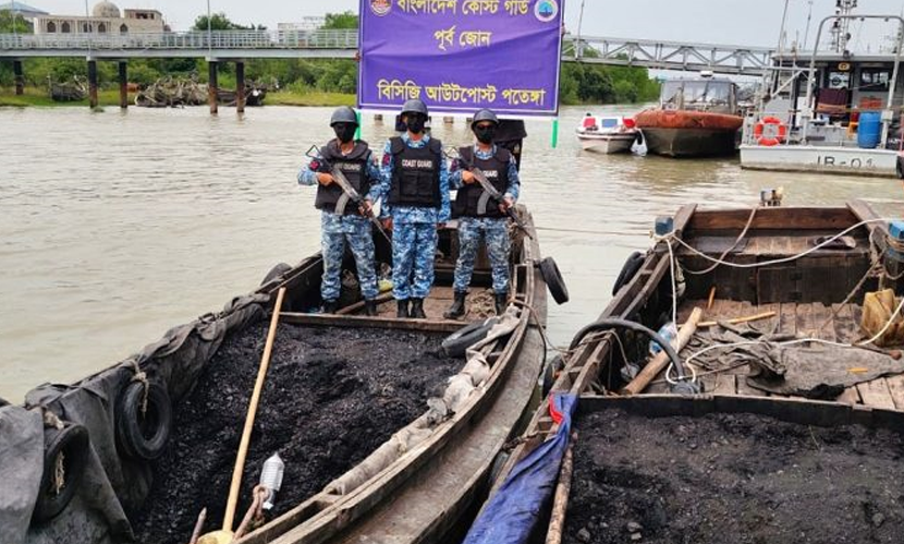 পতেঙ্গায় চোরাই কয়লা ও কেরোসিনসহ ৪টি বোট জব্দ
