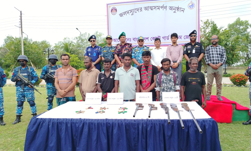 সুন্দরবনে দস্যুবাহিনীর প্রধানসহ ৭ জনের অস্ত্রসহ আত্মসমর্পণ