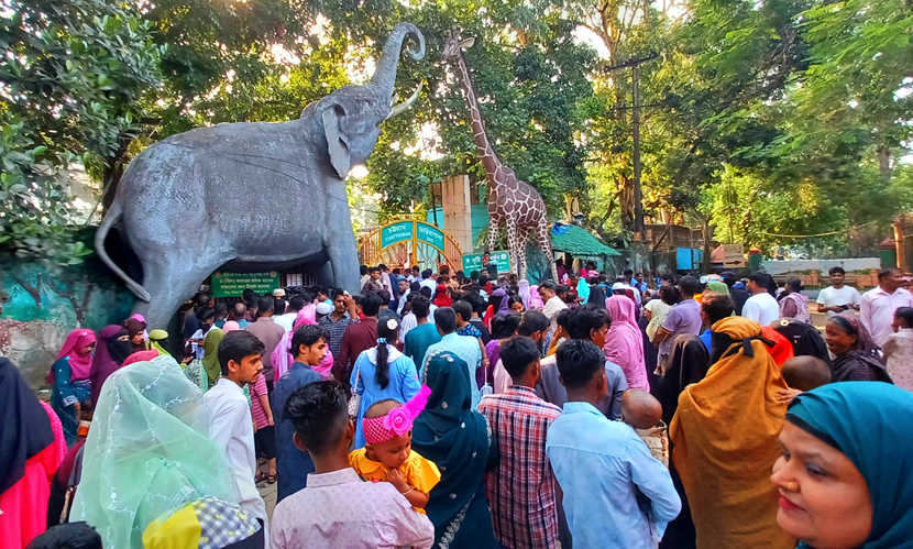 চট্টগ্রামে বিনোদনকেন্দ্রে দর্শনার্থীদের ভিড়