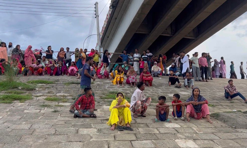 কুষ্টিয়ায় ৪ মাসের শিশুকে নদীতে ফেলে মায়ের আত্মহত্যার চেষ্টা, শিশু নিখোঁজ