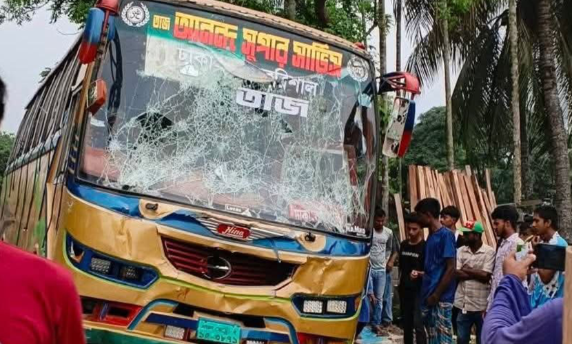 বেপরোয়া বাসের ধাক্কায় একই পরিবারের ৩ জন নিহত