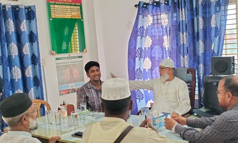 কর্মকর্তার দাফতরিক চেয়ারে বসলেন এমপি, চলছে আলোচনা-সমালোচনা