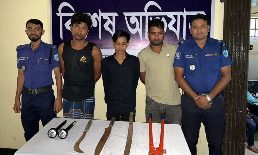চট্টগ্রাম-ঢাকা মহাসড়কে ডাকাতির প্রস্তুতিকালে গ্রেফতার ৩