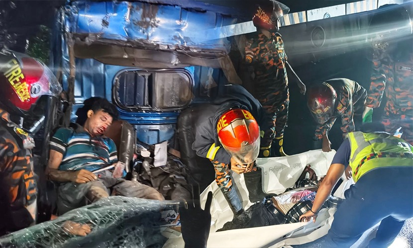 দাঁড়িয়ে থাকা কাভার্ড ভ্যানে পিকআপের ধাক্কা, চালক ও হেলপার নিহত
