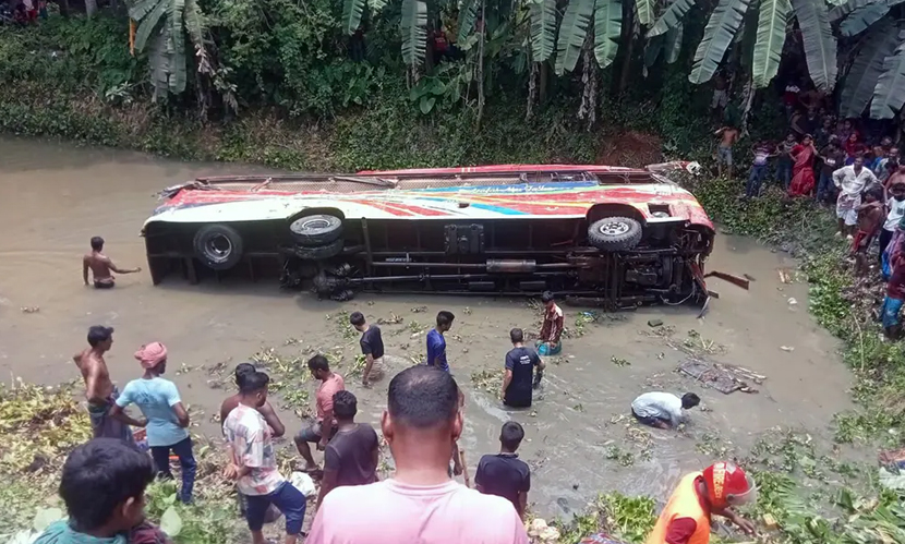 কুষ্টিয়ায় ট্রাক-বাসের মুখোমুখি সংঘর্ষে নিহত ৪