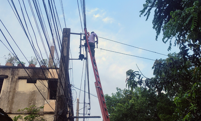 রাজবাড়ীতে বিদ্যুতের তার ছিঁড়ে পড়ে রিকশা চালক আহত