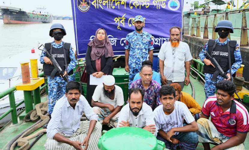 বন্দরের জাহাজ থেকে তেল পাচারকালে আটক ৯