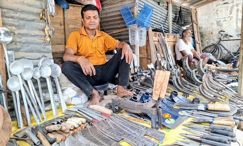 হিলিতে জমে উঠছে দা-বঁটি-চাকুর বাজার