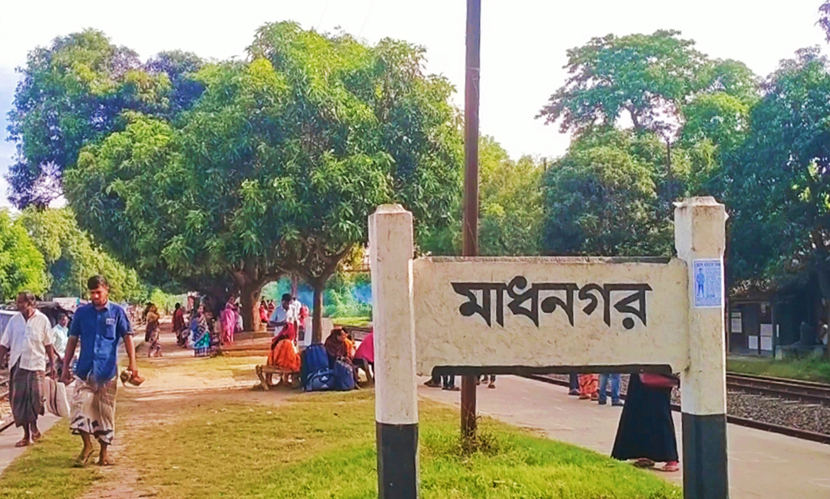 ওভারব্রিজের পিলারের সঙ্গে ধাক্কা, ট্রেন থেকে পড়ে শিশু নিহত