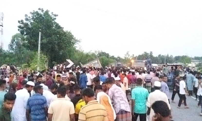 নীলফামারীর ডোমারে মহাসড়কে ট্রাক উলটে ২ জন নিহত