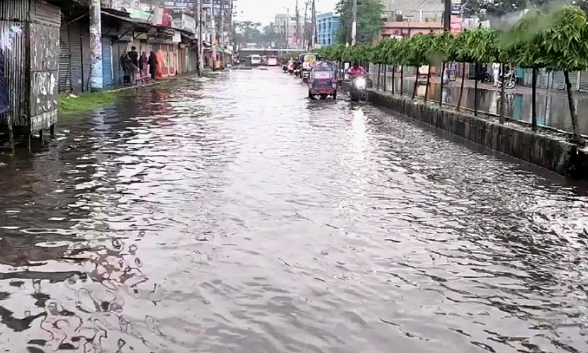 পাঁচ ঘণ্টার টানা বর্ষণে রংপুর নগরীর ১৫ হাজার পরিবার পানিবন্দি