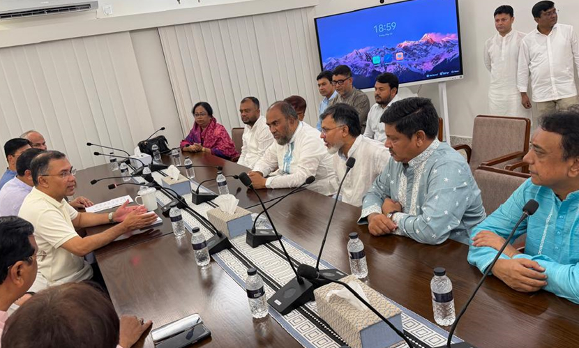 পরিচ্ছন্নতা কর্মীদের ঈদ উপহারের চেক হস্তান্তর করলেন প্রধানমন্ত্রী