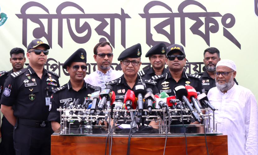 কোরবানির হাটে ছিনতাই এড়াতে ক্যাশলেস-কার্ডে লেনদেন করুন: র‍্যাব মহাপরিচালক