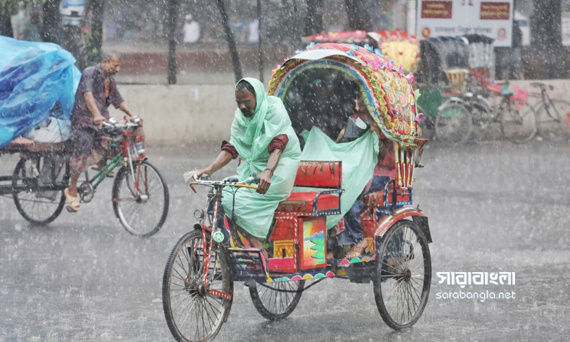 বৃষ্টির ছোঁয়ায় স্বস্তি ঢাকায়