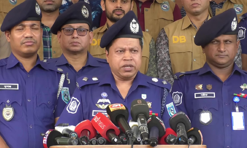 সংবাদ সম্মেলনে জেলা পুলিশ সুপার মোহাম্মদ মোজাম্মেল হক