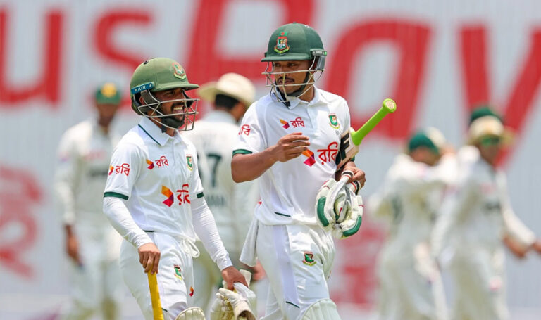চারশ পেরিয়ে থামল বাংলাদেশ