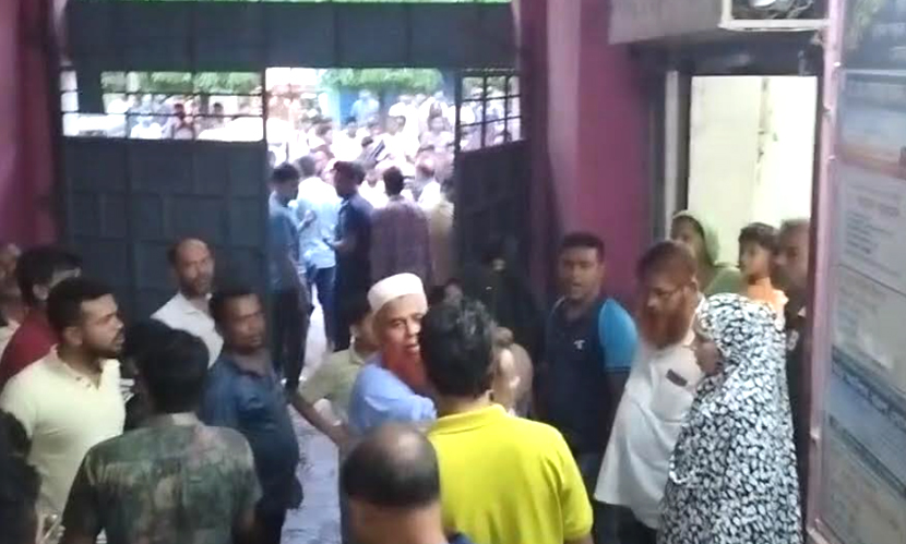 সিরাজগঞ্জে অপারেশনের পর গৃহবধূর মৃত্যুর অভিযোগ, হাসপাতালে ভাঙচুর