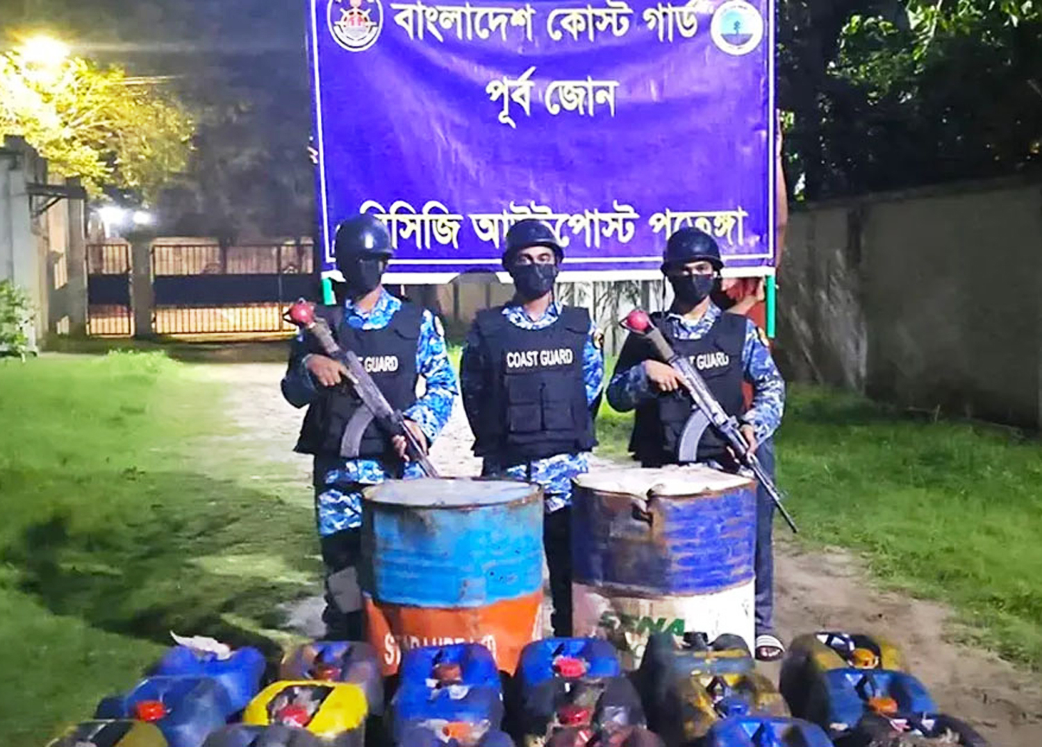 পতেঙ্গায় কোস্টগার্ডের অভিযানে ১ হাজার ৪০০ লিটার ডিজেল জব্দ
