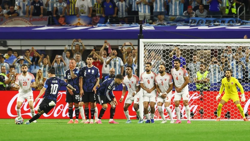 মেসি জাদুতে অপরাজিত থেকে নকআউটে আর্জেন্টিনা