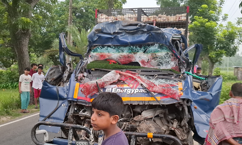 টাঙ্গাইলে পণ্যবোঝাই ট্রাকে পিকআপের ধাক্কা, নিহত ৪
